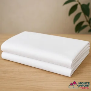 Sábana encimera blanca 50% algodón 50% poliéster doblada sobre mesa