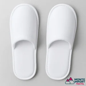 Zapatillas de hotel unisex blancas con suela antideslizante y interior acolchado. Talla única 36-43. Comodidad y calidad Monte Import Textil.